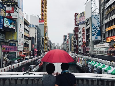 两个人在红伞下
